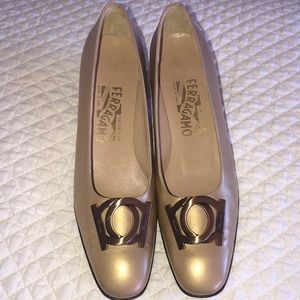 Vintage Salvatore Ferragamo Gancini logo gold leather heels
